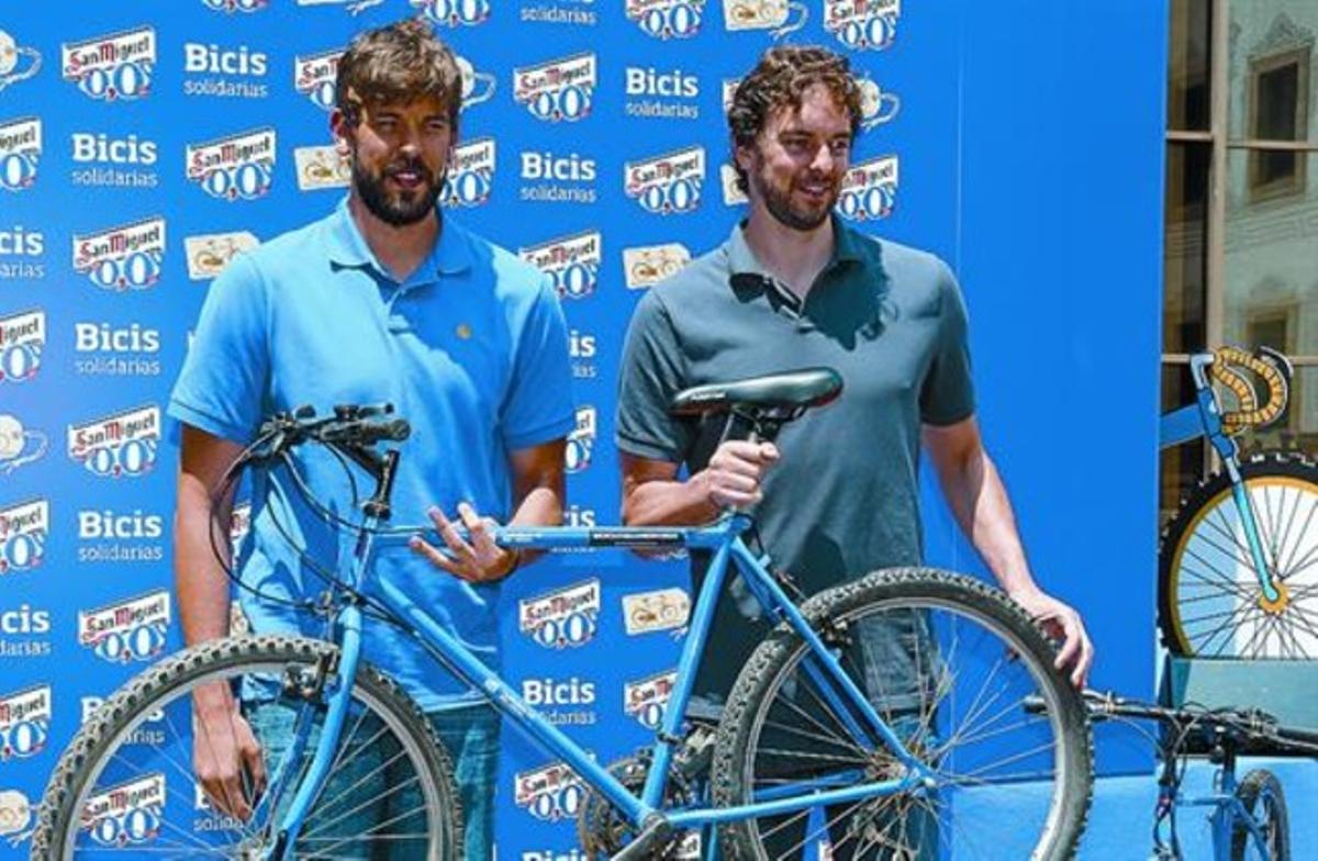 Els germans Marc i Pau Gasol, ahir, amb una de les bicicletes que van entregar al CCCB a una oenagé. Els germans Marc i Pau Gasol, ahir, amb una de les bicicletes que van entregar al CCCB a una oenagé.