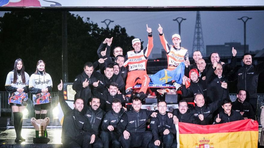 En lo más elevado, Borja Rozada y Alejandro Cachón celebran con todo su equipo la victoria en WRC2 en el rallye de Japón. | TOYOTA