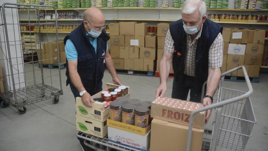 Voluntarios en un banco de alimentos.