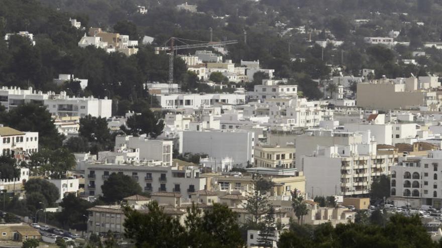 Imagen de archivo de viviendas de Santa Eulària, en Ibiza.