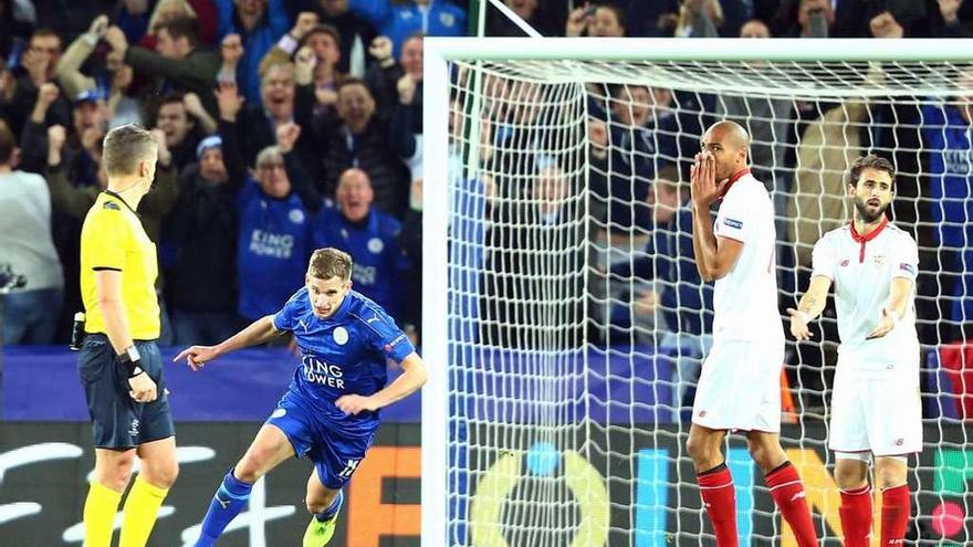 Albrighton celebra el segundo gol del Leicester contra el Sevilla.