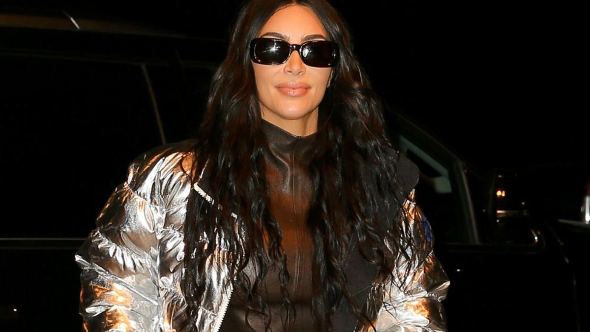 Kim Kardashian con puffer color plata