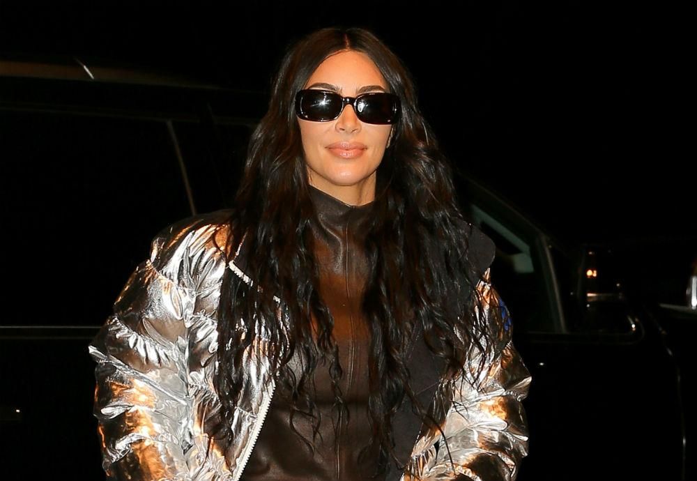 Kim Kardashian con puffer color plata