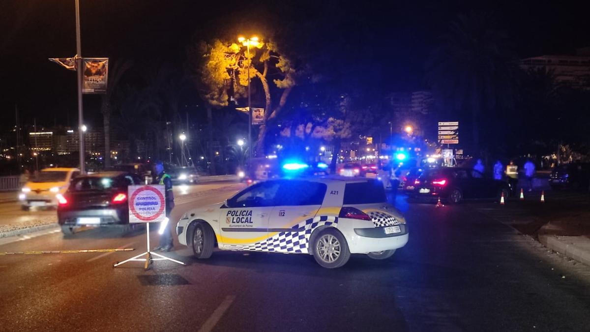 La Policía Local de Palma, durante un control de tráfico.