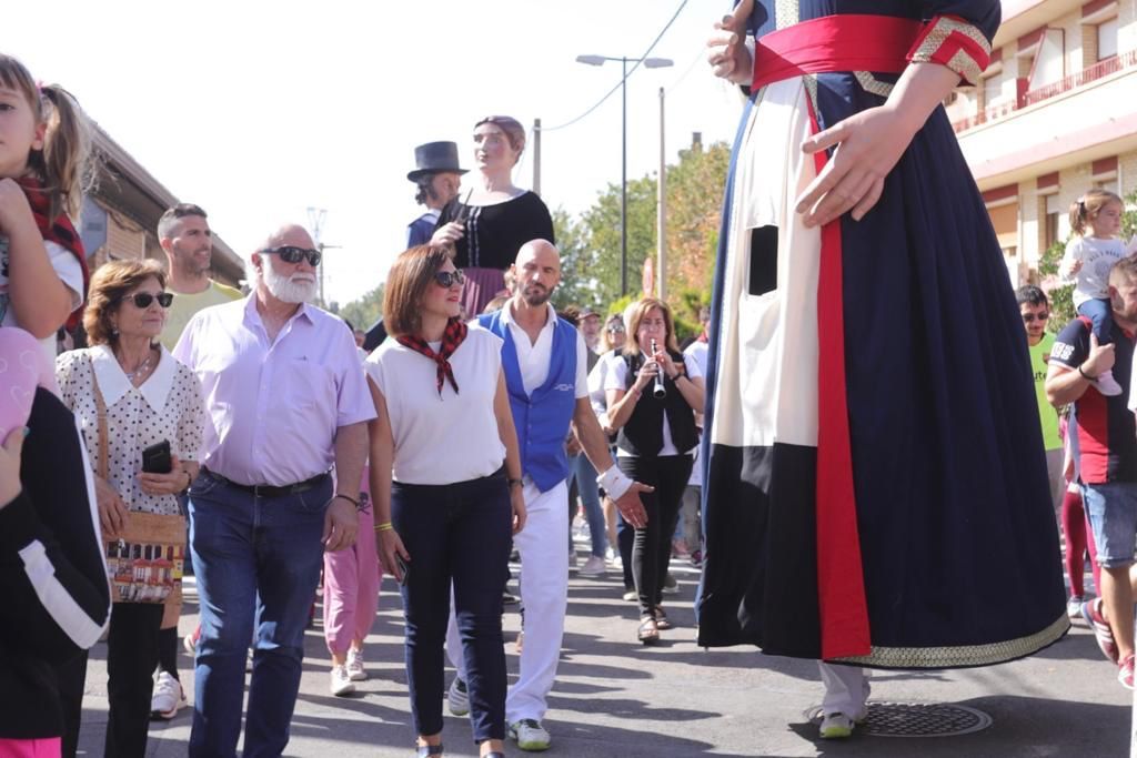 Los cabezudos recorren las calles de Garrapinillos