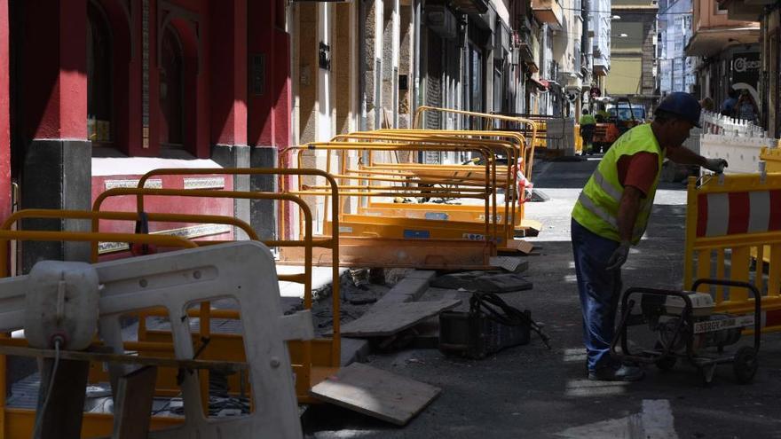 Obras en la calle Orzán hasta el viernes obligan a desviar el tráfico por el paseo marítimo