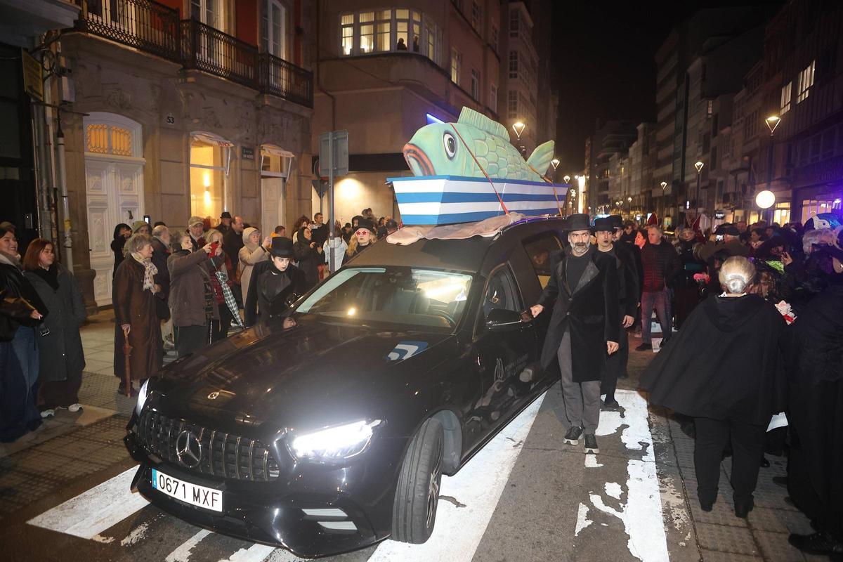 A Coruña llora el fin del Entroido en el entierro de la sardina