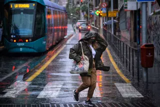 785 rayos caen en Canarias durante la noche y la nieve llega al Teide
