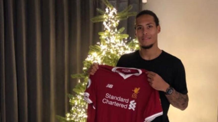 Virgil van Dijk posa con la camiseta &#039;red&#039;.