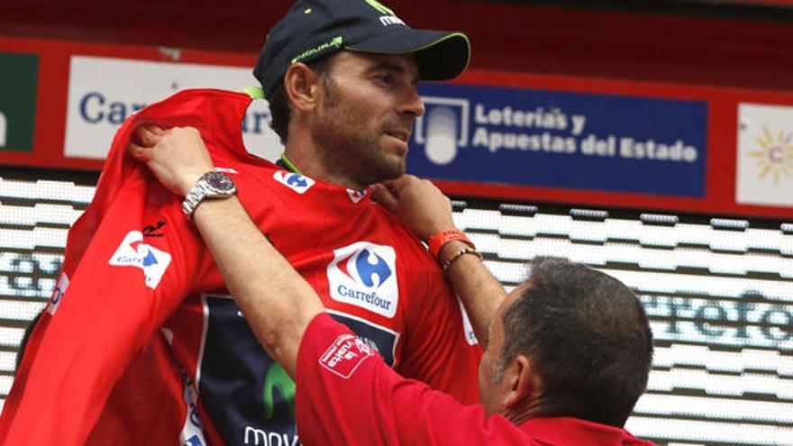 Alejandro Valverde se pone en el podio el maillot rojo