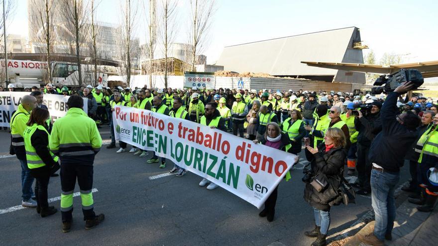 “Somos optimistas, vamos a ganar”. “Somos optimistas, vamos a ganar y Ence va a seguir en Lourizán”. Así se expresaba ayer la presidenta del comité de empresa de Oficinas de Ence, Ana Cedeira, ante los cientos de trabajadores de la compañía, las auxiliares, el sector forestal y logístico que se concentraron a las puertas de la fábrica a 24 horas de que la Sección Quinta del Tribunal Supremo decida su futuro laboral en Pontevedra.  Lo hicieron para pedir, una vez más, que la empresa pueda seguir operando en su actual ubicación. | GUSTAVO SANTOS