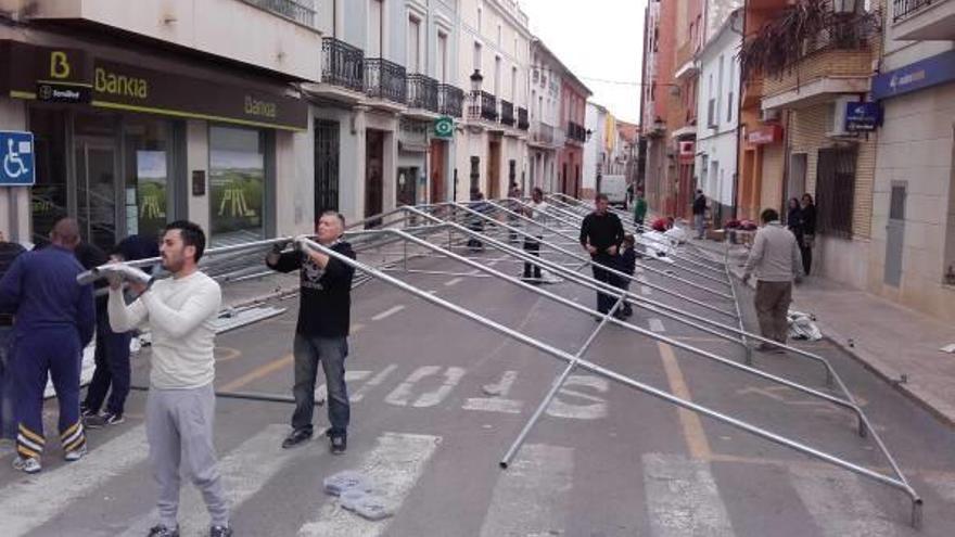 El montaje de los barracones anticipa las fallas de Turís