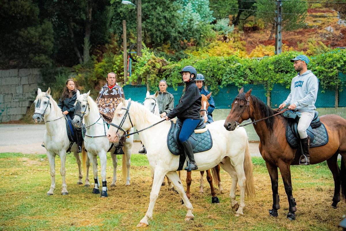I xuntanza cabalar en san andrés de comesaña, a la salida de l estrada de Casás. La jornada arranca temprano: la recepción de los cabaleiros es a las 9:00 h con salida desde Estrada Casás