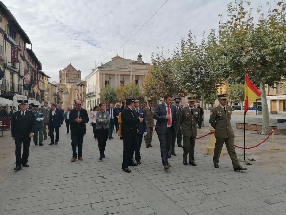 Toro rinde homenaje a la bandera