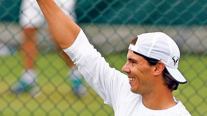 Nadal sonríe durante un entrenamiento en Wimbledon.