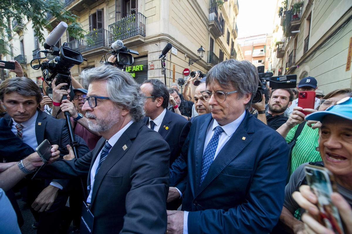 Carles Puigdemont aparece por la calle Trafalgar para acudir al acto de bienvenida preparado para recibir al ex president en su regreso a Catalunya