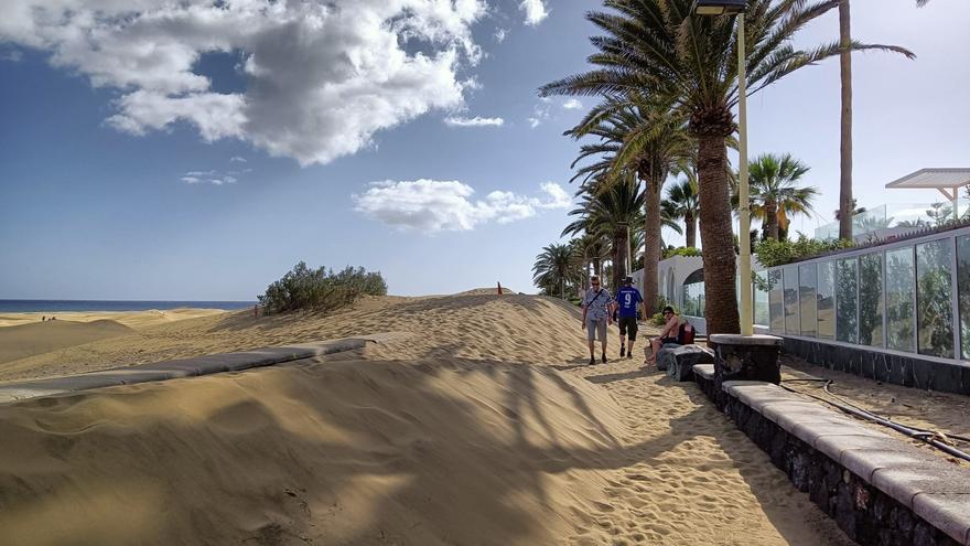 La arena en el paseo marítimo de Playa del Inglés vuelve a las Dunas de Maspalomas