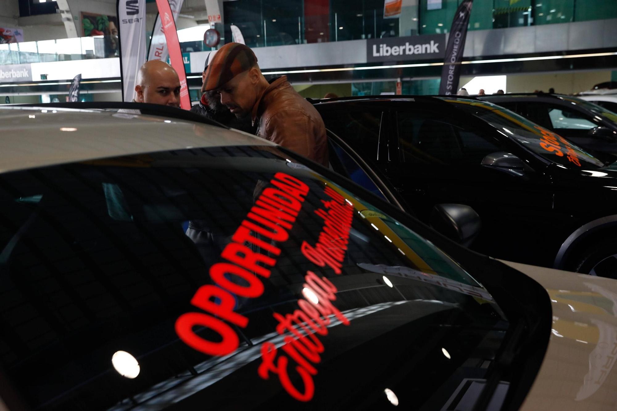 Colas y ventas exprés en el salón del automóvil de Avilés