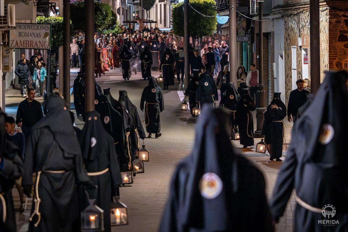 Fotogalería | Mérida se estremece con un multitudinario Vía Crucis en el Anfiteatro Romano
