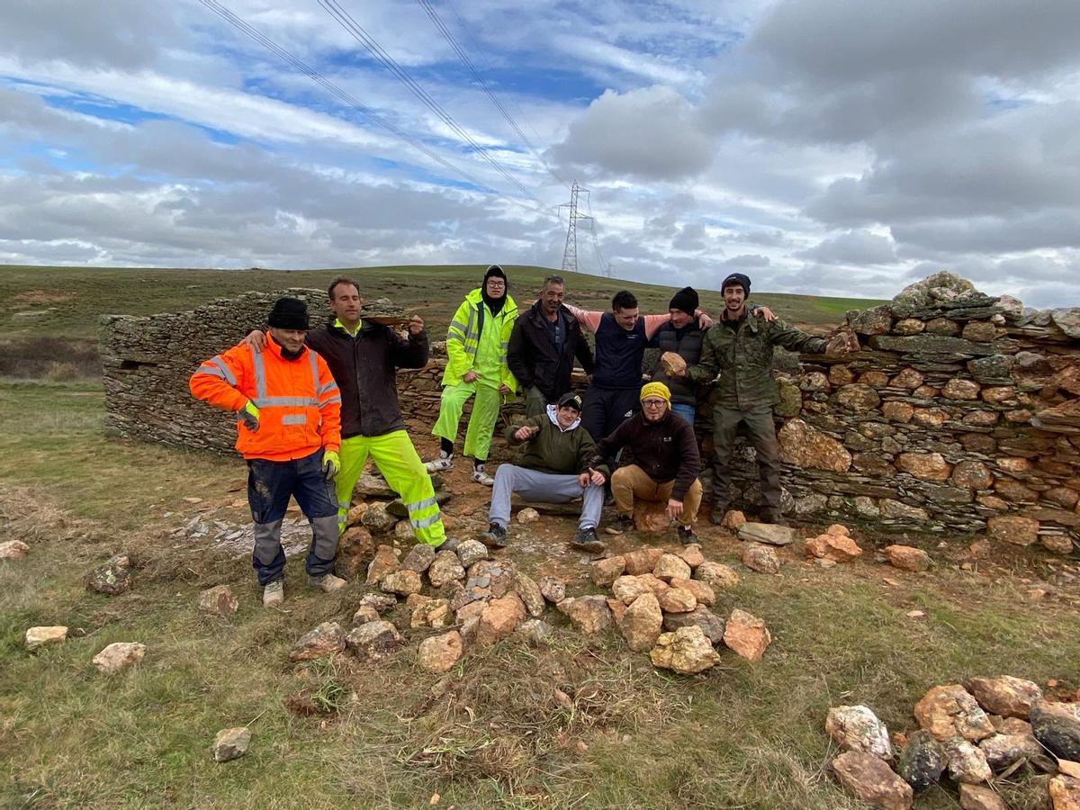 Voluntarios de Palacios del Pan que han levantado la pared del antiguo cementerio