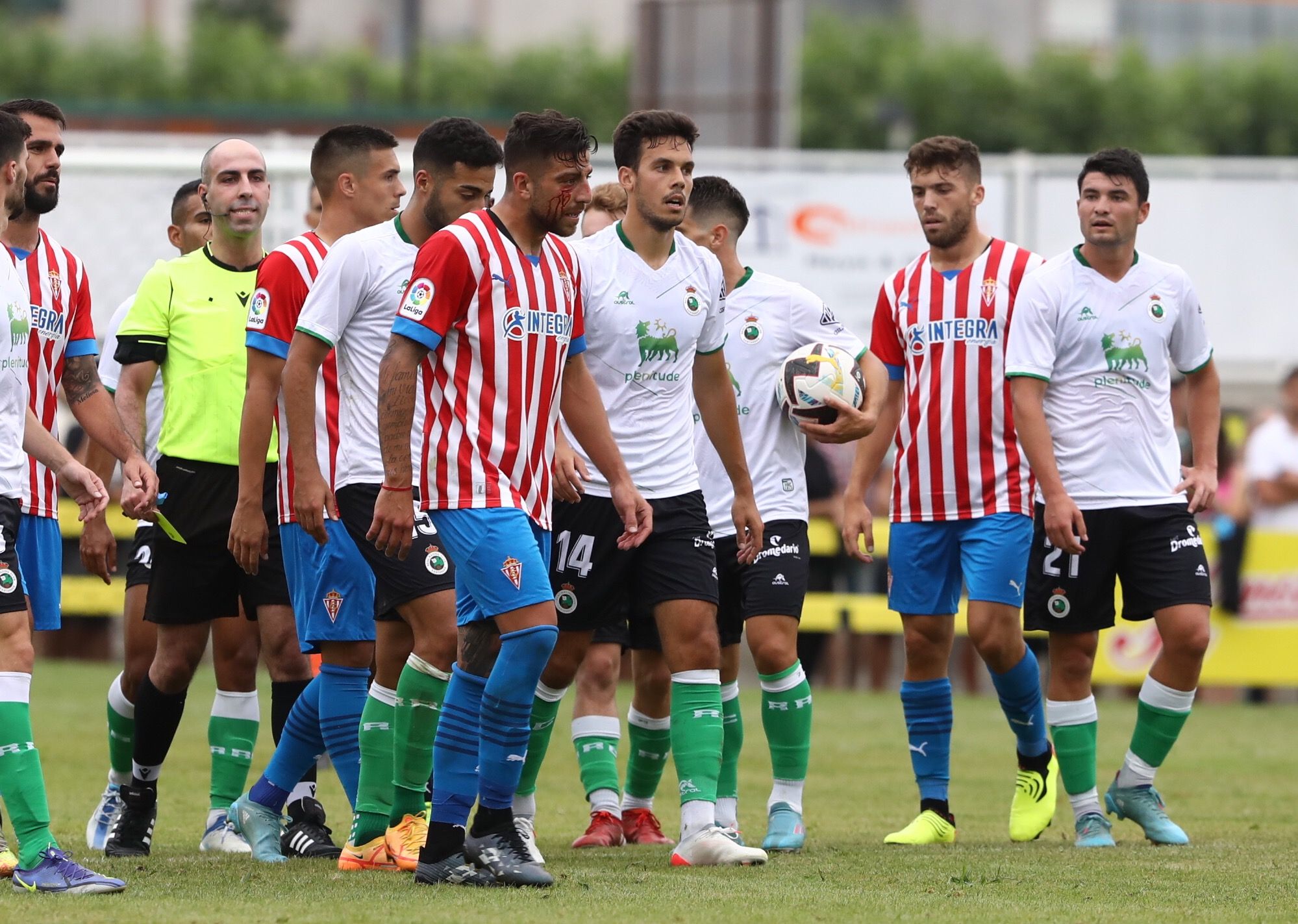 En imágenes: El Sporting vence por 1-0 frente al Racing de Santander en un partido amistoso