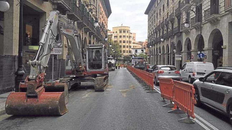 Máquinas de obra en una mitad de la vía, atascos de tráfico en la otra.