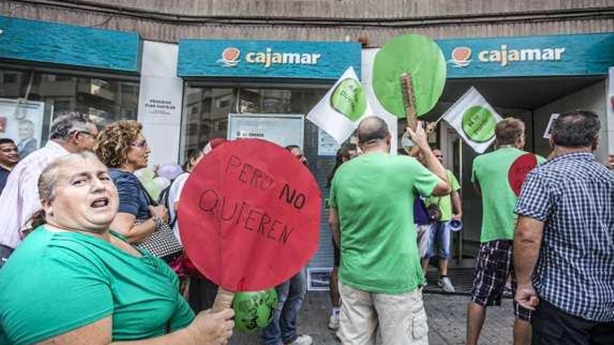 Una imagen de la acción de protesta frente a la sucursal.