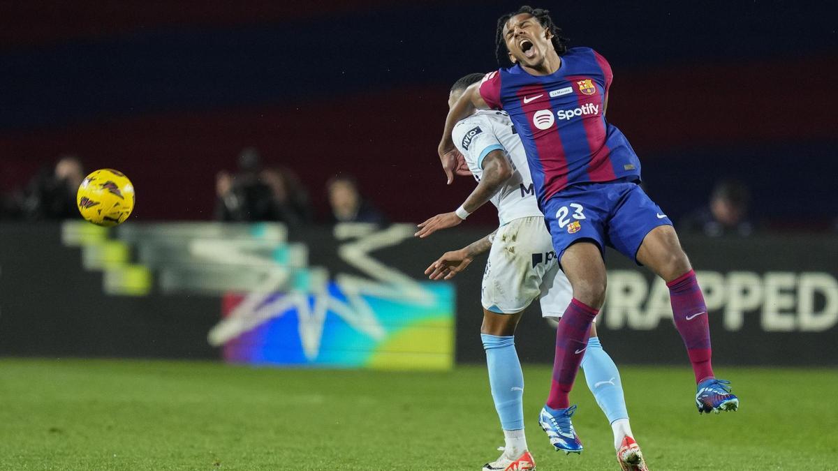 Sávio y Koundé pelean por el balón durante el Barça-Girona en Montjuïc.