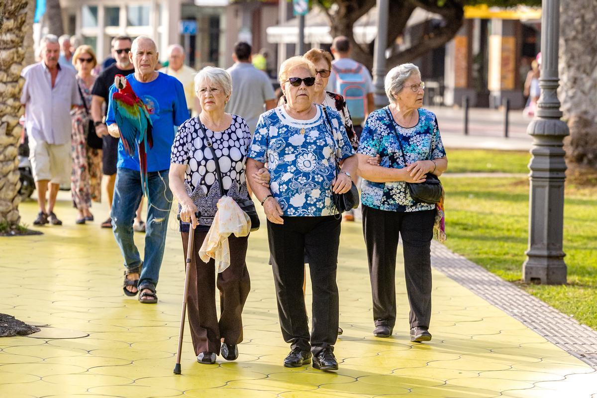 Un grupo de pensionistas en el paseo de Benidorm.