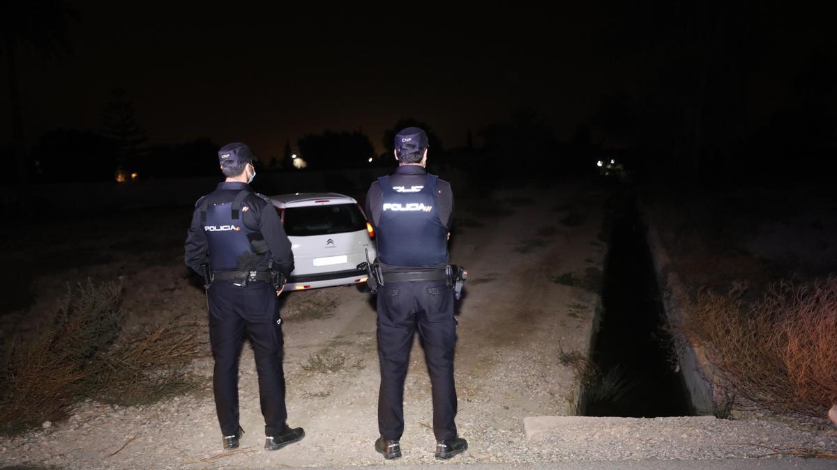 Policías en la acequia en la que apareció el cadáver de la funcionaria de Elche