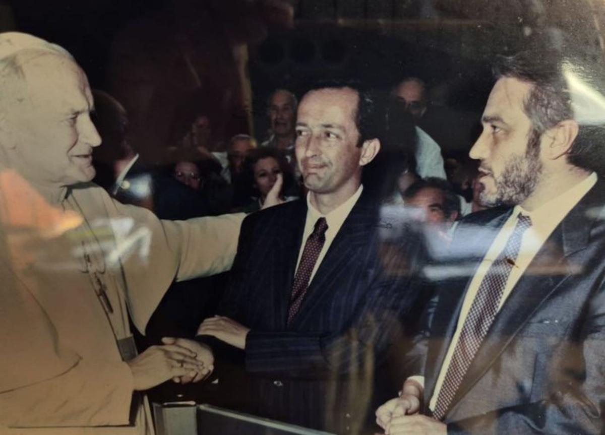 A la izquierda, Juan Pablo II saluda a Nicanor Fernández y al Presidente Pedro de Silva en 1988. A la derecha, el papa Wojtyla | LNE