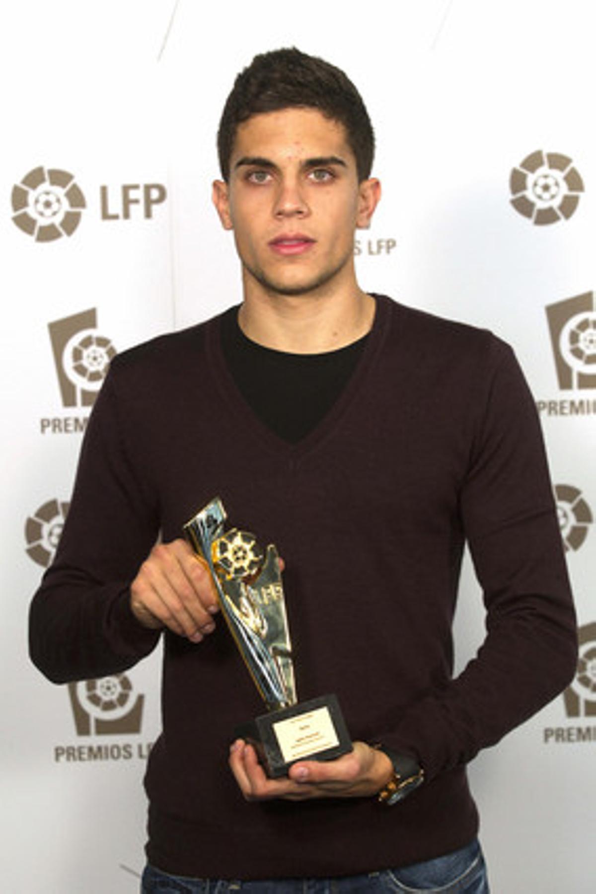 El defensa del Barcelona Marc Bartra, després de recollir el premi com a jugador revelació de la Segona Divisió (Liga Adelante).