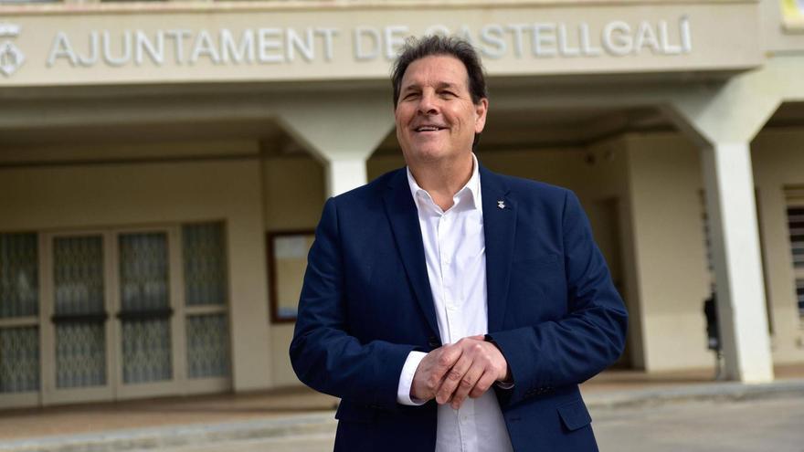 Cristòfol Gimeno, davant l'Ajuntament de Castellgalí, el 4 de març, quan va anunciar que deixarà l'alcaldia