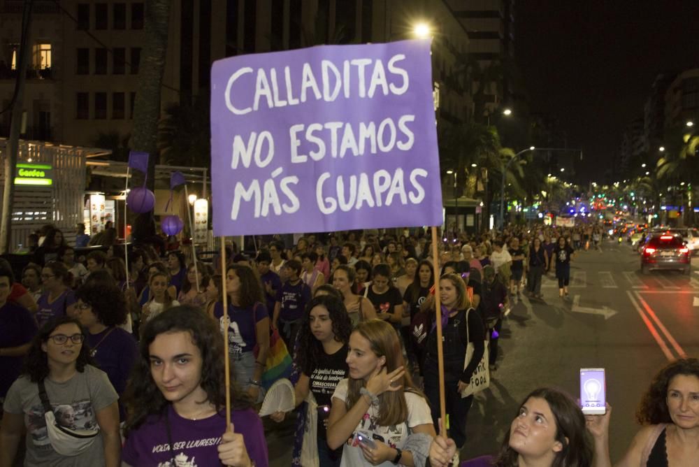 “No es no, lo demás es violación” y “La tumba del machismo, Alicante será”, son algunas de las consignas que se escuchado por las calles de la ciudad