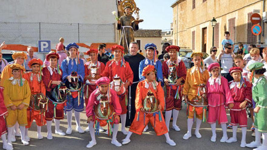 Los ´Cavallets´ de Artà honran a Sant Antoni ´dels albercocs´