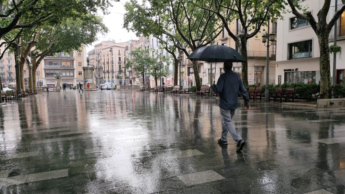 La Rambla de Figueres, sota la pluja.