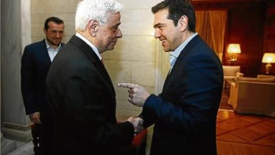 Tsipras, a la dreta de la foto, saluda el seu candidat a presidir Grècia, Prokopis Pavlopulos.