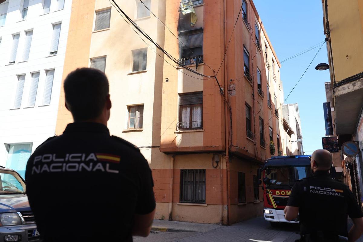 Un agente de la Policía Nacional frente a la casa incendiada este viernes en Vila-real.