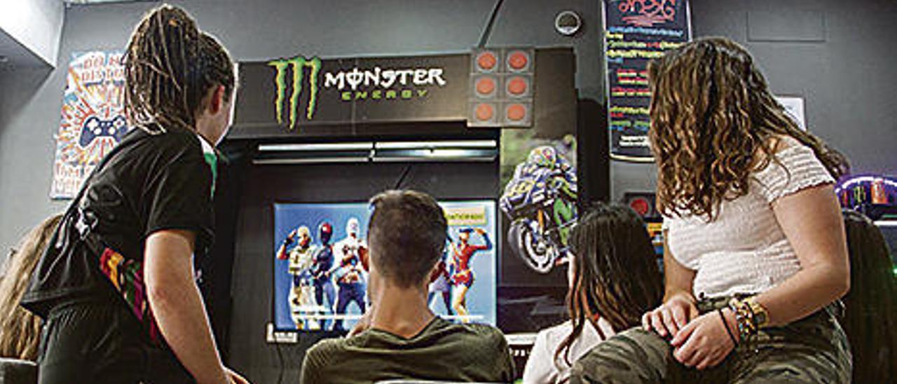 Un grupo de jóvenes jugando al &quot;Fortnite&quot; en un bar gaming de Oviedo.