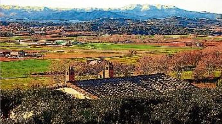 Una vista de l&#039;Empordà, amb el Pirineu al fons.