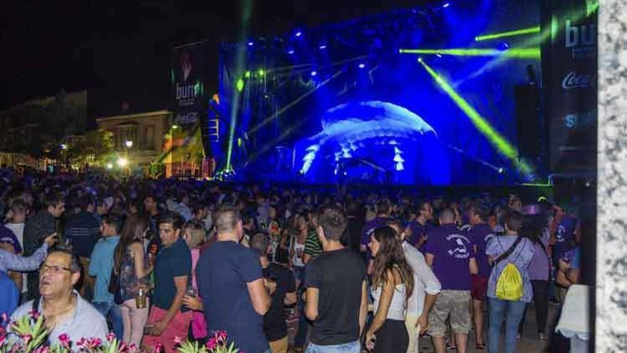 La Plaza Mayor de Tábara, llena durante el concierto de la noche del domingo.