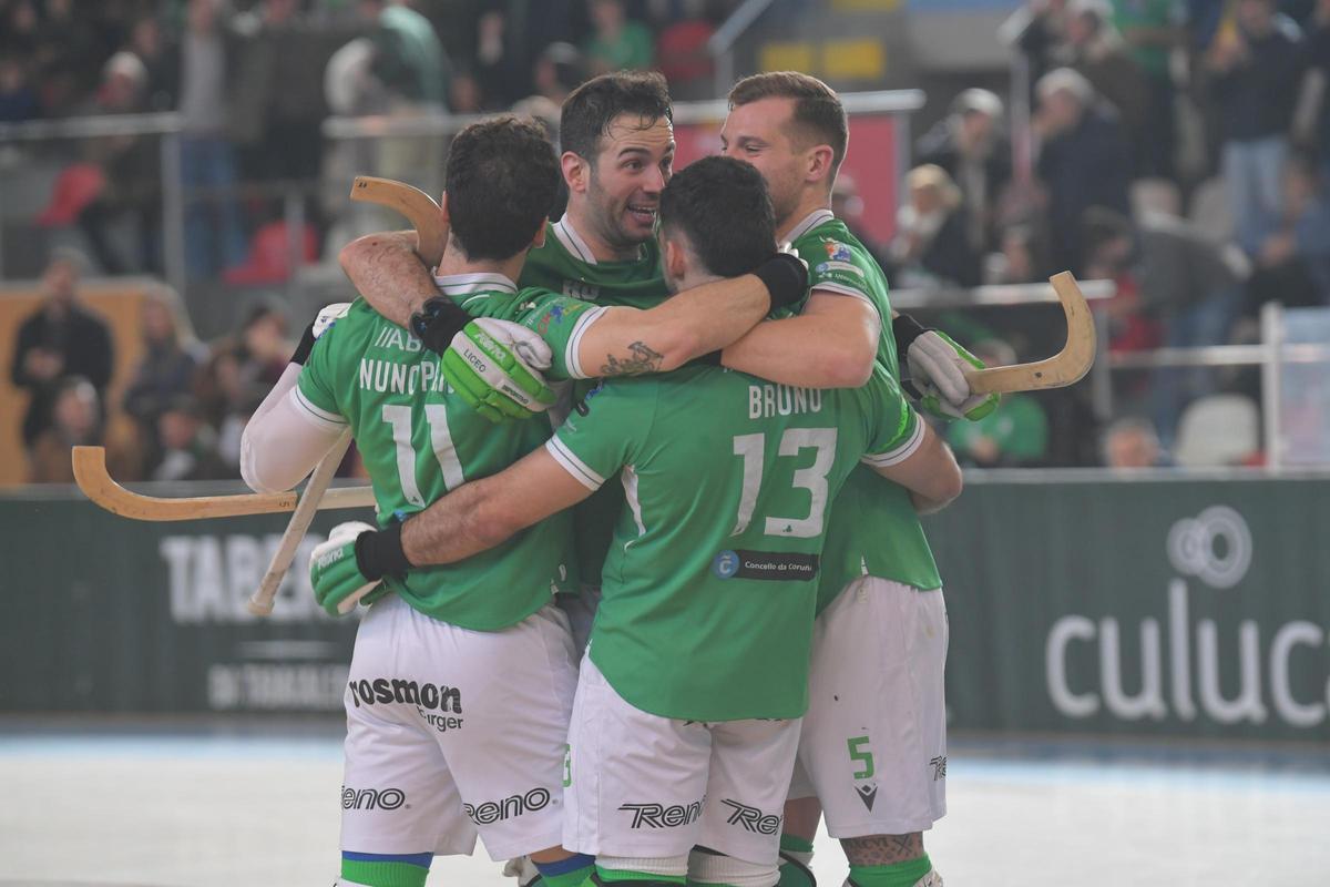 Los jugadores del Liceo celebran un gol en el Palacio esta temporada.