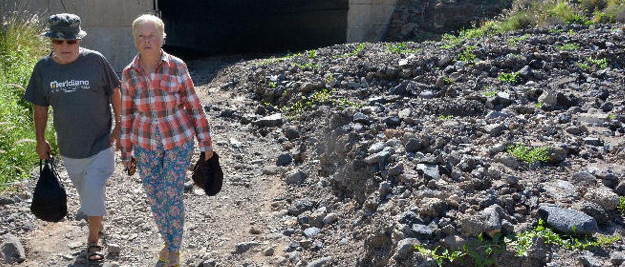 Los bañistas alertan del abandono  del acceso a La Laja