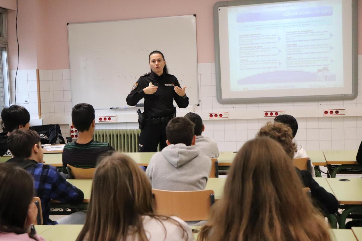Charla sobre acoso y redes sociales de la Policía Nacional en un colegio.
