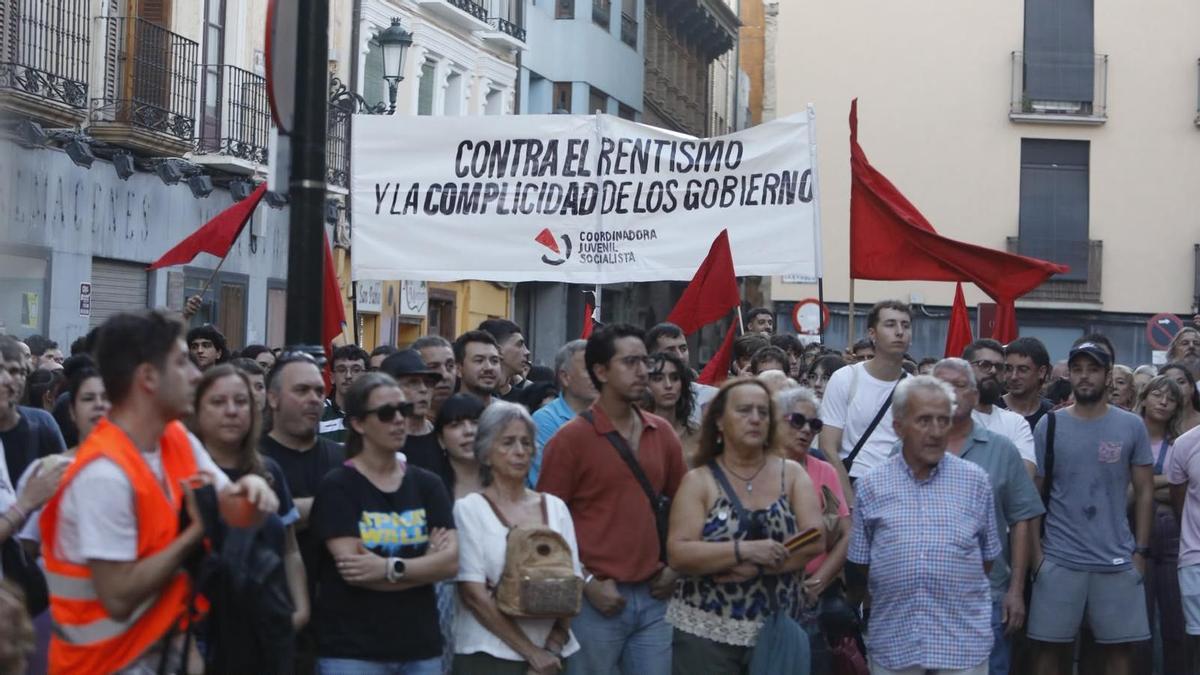 VIVIENDA | DESAHUCIOS | Esmeralda y su hija, a pocas horas de ser desahuciadas en Zaragoza: «Si pago 320 euros al mes, ¿cómo doy de comer a mi niña?»