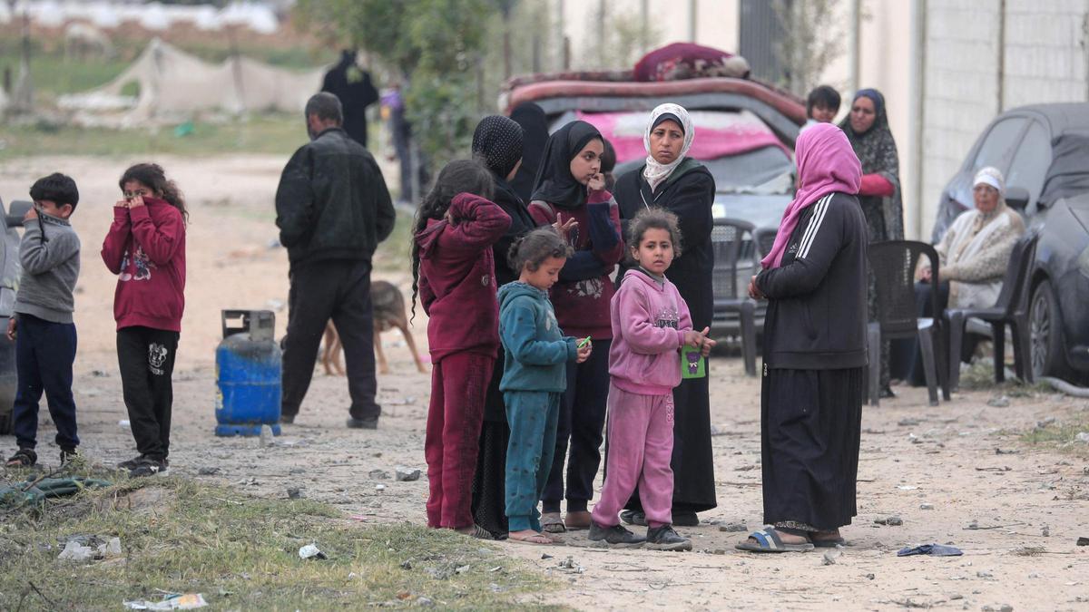 Los palestinos buscan entre los escombros de la casa de la familia Tabatibi, tras el bombardeo israelí nocturno en Gaza