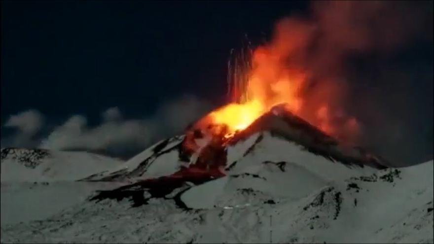 Espectáculo de lava y nieve con la erupción del volcán Etna