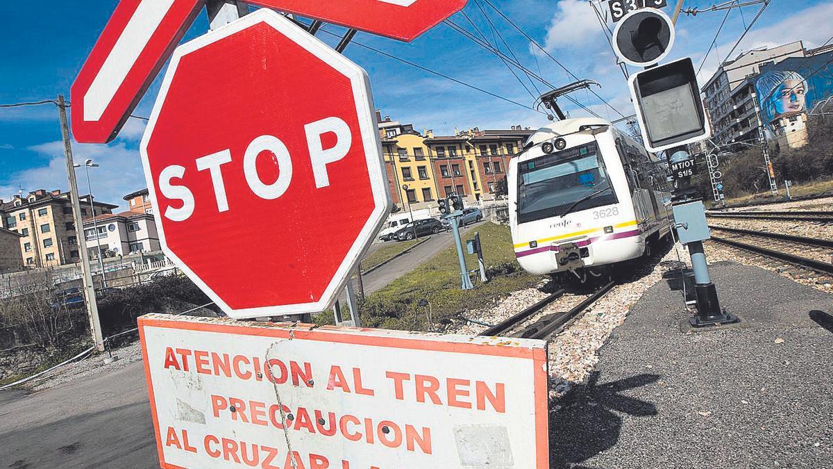 Un convoy de la antigua Feve, entrando desde Gijón en la estación de El Berrón (Siero). | Miki López