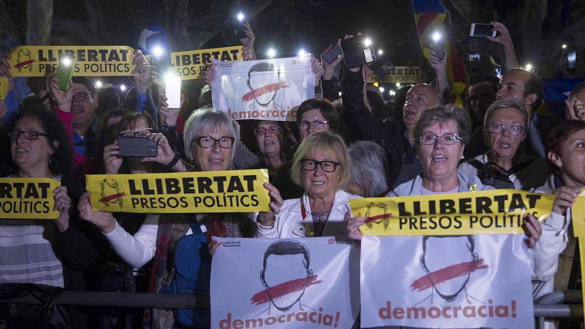 Multitudinària concentració en solidaritat amb els consellers empresonats.