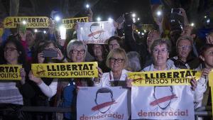 Multitudinària concentració en solidaritat amb els consellers empresonats.